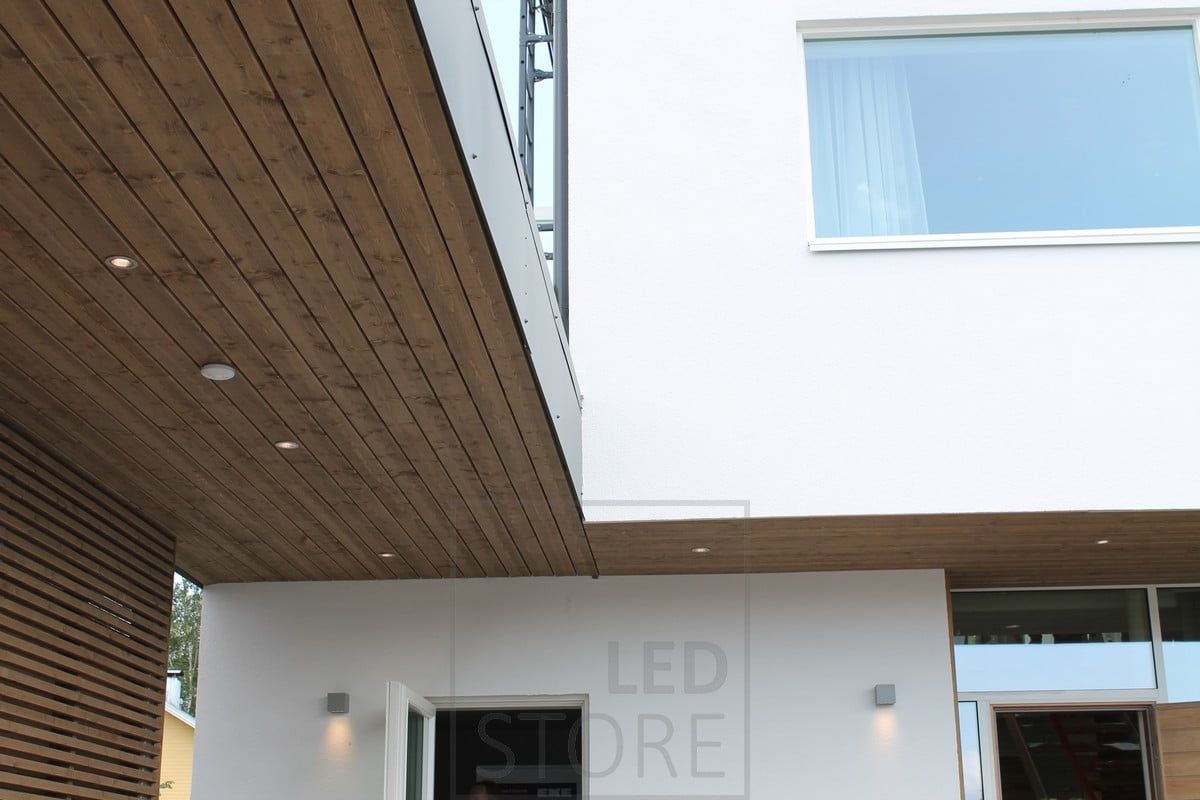 Unidirectional CUBIC OUT luminaires for outdoor use, with spotlights on the ceiling to complement the wall luminaires.